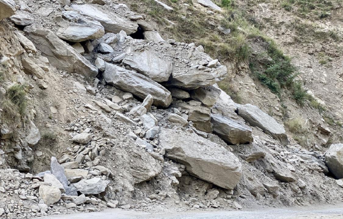 Traffic suspended on Jammu-Srinagar national highway; one dead after two vehicles hit by rolling boulders